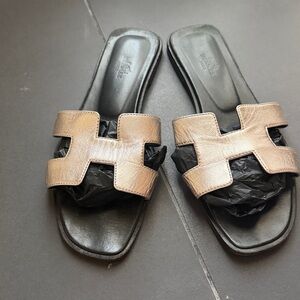 Hermes Oran Sandal in a 39.5 Rose Gold